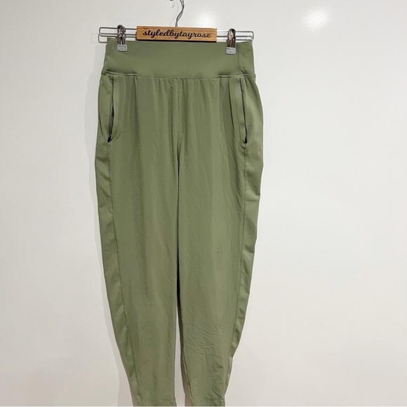 Athleta Run With It pant in Eucalyptus Olive - Picture 4 of 9